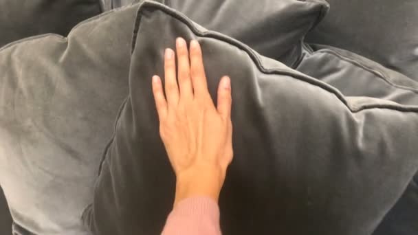 Man tropes famlande hand velour kudde — Stockvideo