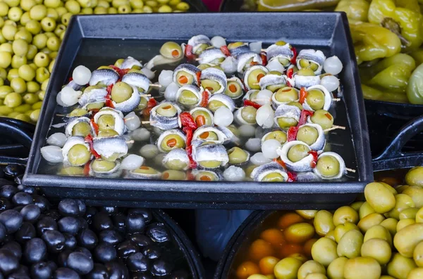 Olivy se rozmíchá v provensálském variace Pesto omáčky — Stock fotografie