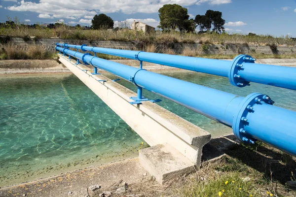 Borular su kanalı yukarıda