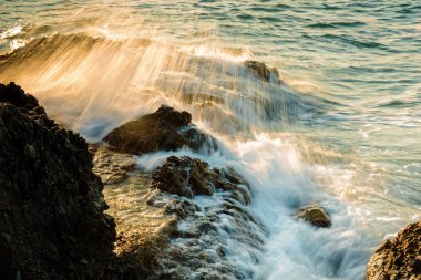 uzun süre deniz ve kayalara maruz kalmış.
