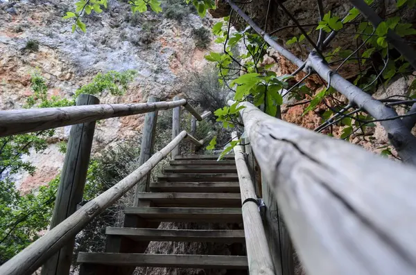 Escaleras para escalar una montaña —  Fotos de Stock