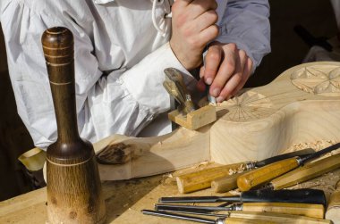 Marangoz ahşap bir tahta ile çalışma