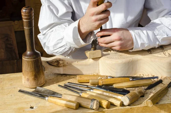 Falegname che lavora con una tavola di legno — Foto Stock