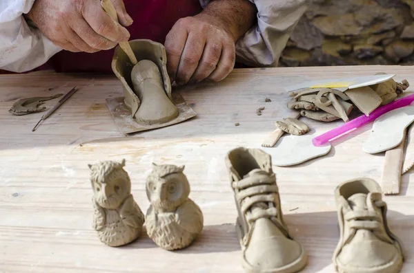 Artista uomo mani di lavoro argilla — Foto Stock