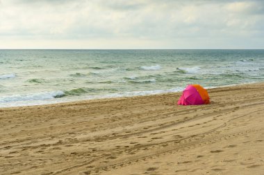 karanlık gökyüzü altında güzel bir tropikal plaj