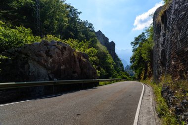 Bir dağlık yükselen yol