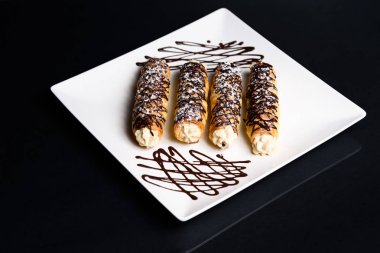Ev yapımı geleneksel Sicilya tatlı cannoli