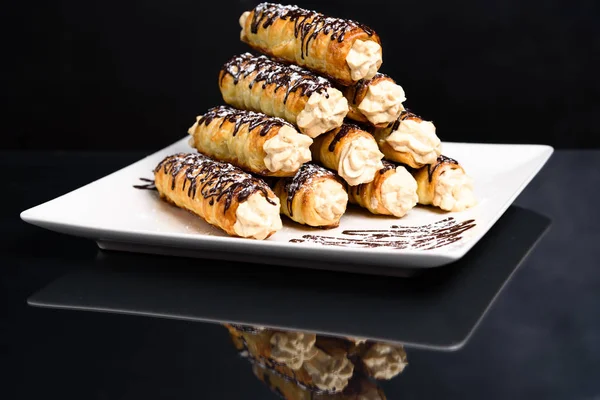 Ev yapımı geleneksel Sicilya tatlı cannoli