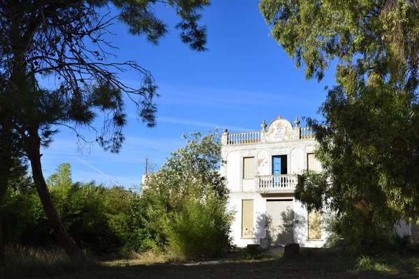 terk edilmiş eski bir ev