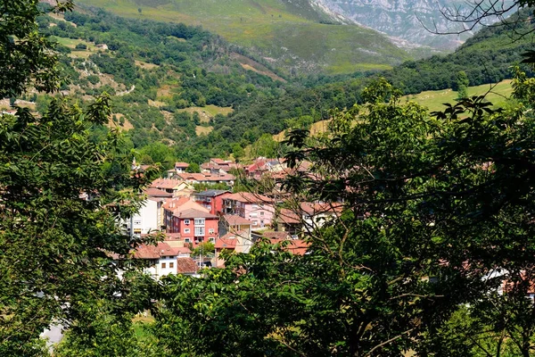 Landschaft des Dorfes Cudillero in Asturien — Stockfoto