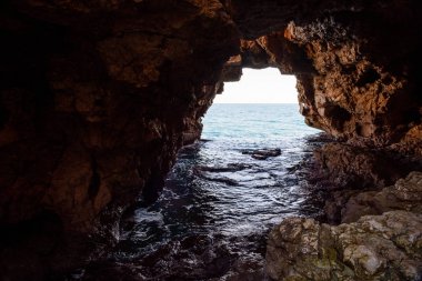 Doğru yalak dağ gider mağara