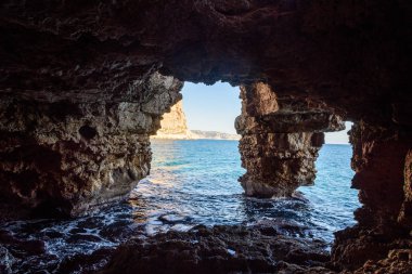 Doğru yalak dağ gider mağara