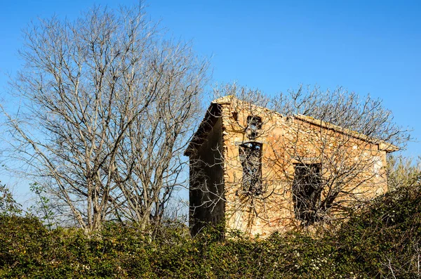 Casa velha em ruínas — Fotografia de Stock