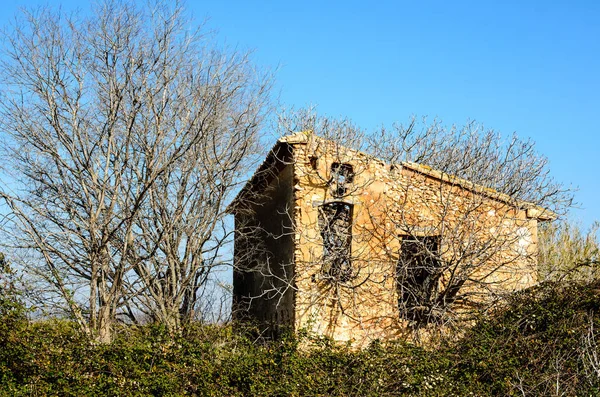 Oud huis in ruïnes — Stockfoto