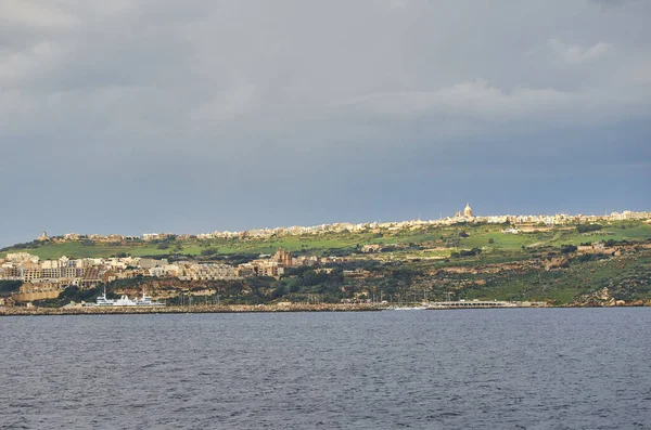 Vista sobre a cidade de Victoria em Gozo, a ilha vizinha de Malta — Fotografia de Stock