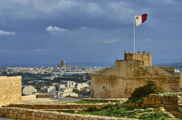 Uitzicht over de stad Victoria bij Gozo, het naburige eiland Malta — Stockfoto