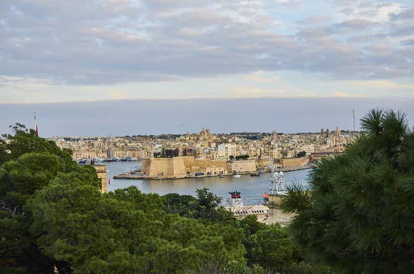 Malta stad Skyline, kleurrijk huis balkon Malta Valletta — Stockfoto