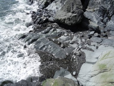 Aşağıdaki kayalardan tuhaf şekilli kaya parçalarına kadar.