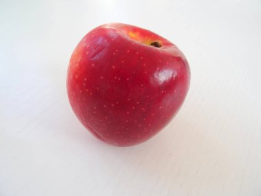 Hafif arkaplanda kırmızı elma