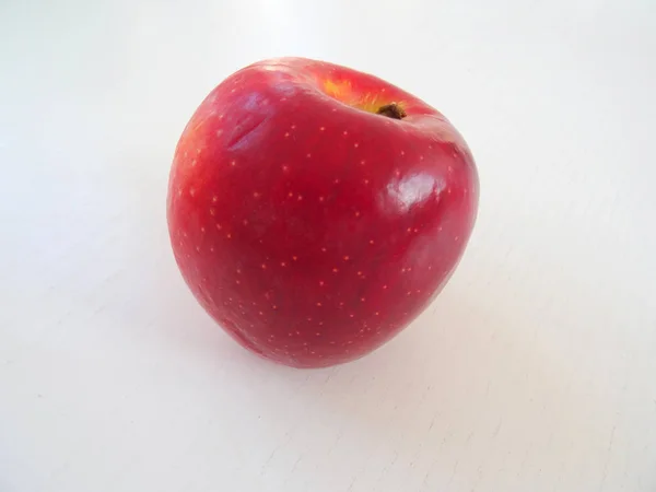 Manzana roja sobre un fondo claro —  Fotos de Stock