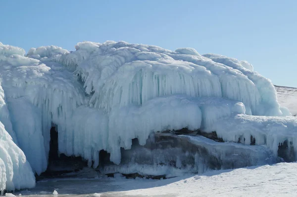 Blaues Eis Von Gefrorenen Wellen Auf Einem Großen Felsbrocken Vor — Stockfoto