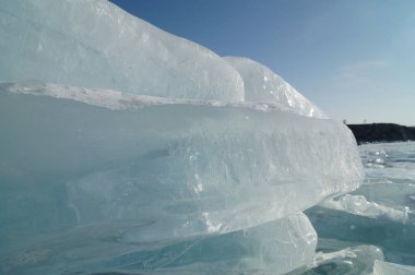 Mavi gökyüzü arkaplanındaki şeffaf mavi buz blokları