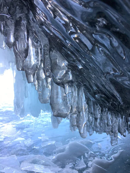 Kapalı Bir Buz Mağarasında Koyu Parlak Parlak Buz Sarkıtları — Stok fotoğraf