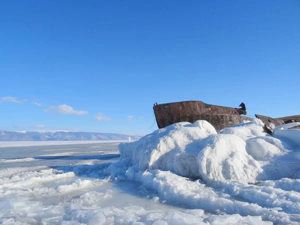 얼음으로 호수와 지대와 하늘에 얼어붙은 — 스톡 사진