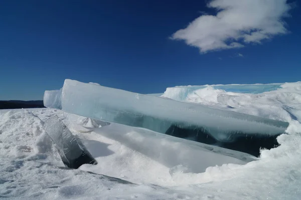 Büyük Mavi Buz Blokları Parlak Mavi Gökyüzüne Beyaz Kara Karşı — Stok fotoğraf