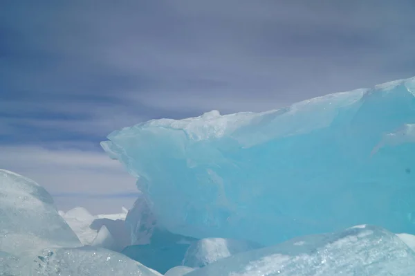 Mavi Gökyüzüne Karşı Büyük Mavi Bir Buz Bloğu Bulutlarla Kaplı — Stok fotoğraf