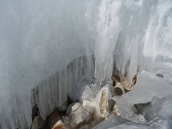 Buz Sarkıtları Güneş Tarafından Aydınlatılan Parlak Taşların Üzerine Dökülür — Stok fotoğraf