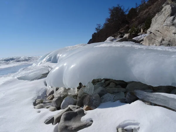 Donmuş Buz Dalgası Kayalık Bir Sahilin Yanında Mavi Gökyüzüne Karşı — Stok fotoğraf