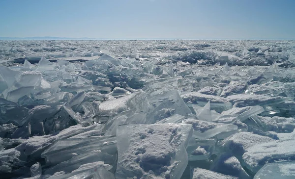 Przejrzyste Błyszczące Lód Humaki Widoczne Horyzoncie Przed Błękitnym Niebem Pasmem — Zdjęcie stockowe