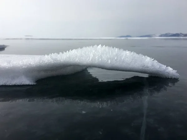 Superfície Gelo Azul Escuro Liso Lago Formou Uma Figura Neve — Fotografia de Stock