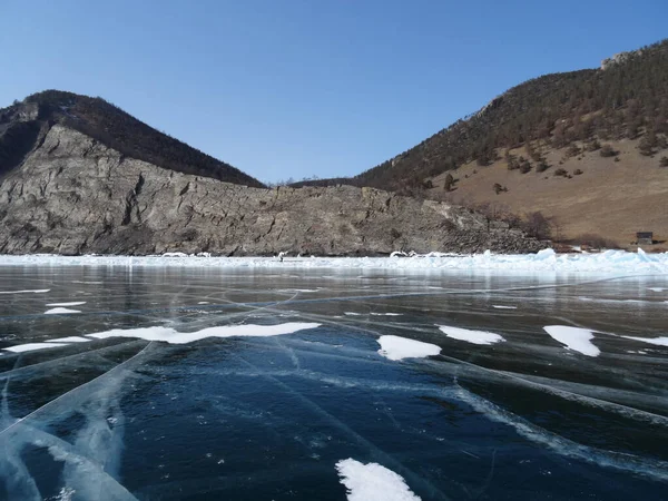 Dağdaki Beyaz Çatlaklarla Kaplı Gölün Buzlu Koyu Mavi Yüzeyinden Bak — Stok fotoğraf