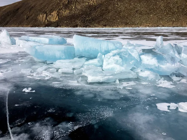 Темно Голубой Поверхности Озера Складываются Ярко Голубые Блоки Льда Фоне — стоковое фото