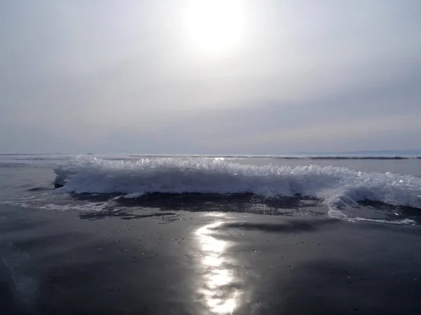 태양의 진로는 얼음의 거무스름 표면에 반사되는데 눈송이에 결정이 때문이다 수평선 — 스톡 사진