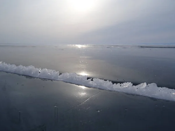 얼어붙은 호수의 표면에 틈에서는 결정들 이자랍니다 — 스톡 사진