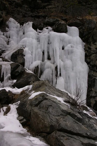 Gefrorener Wasserfall Schwarz Weiß Schattierungen Vertikale Aufnahme — Stockfoto