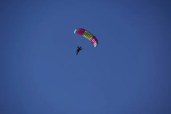 Parachutist Red Yellow Wing Green Edges Soars Rich Blue Sky — Stock Photo, Image