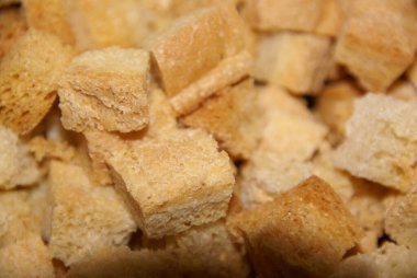 Kurutulmuş beyaz ekmek parçalarının yakın çekim görüntüleri, arka plan olarak kullanılabilir