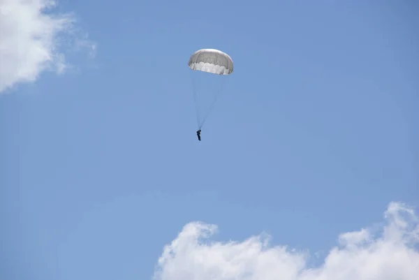 Pára Quedista Desce Sobre Paraquedas Branco Céu Azul — Fotografia de Stock