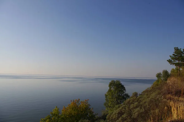 Вид Блакитну Сіру Воду Моря Блакитне Небо Високої Глини Берег — стокове фото