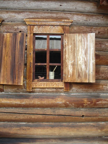 Vecchia Finestra Con Persiane Legno Una Casa Legno Vicino — Foto Stock