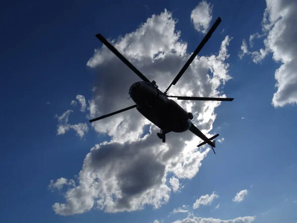 Helicóptero Voa Céu Azul Com Nuvens Brancas — Fotografia de Stock