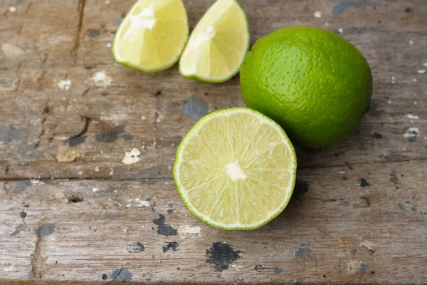 Frutos de limão maduros e meio fatiados — Fotografia de Stock