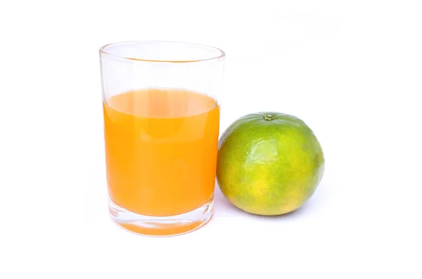 100% of fresh Orange juice in glass with Green oranges and slice — 스톡 사진