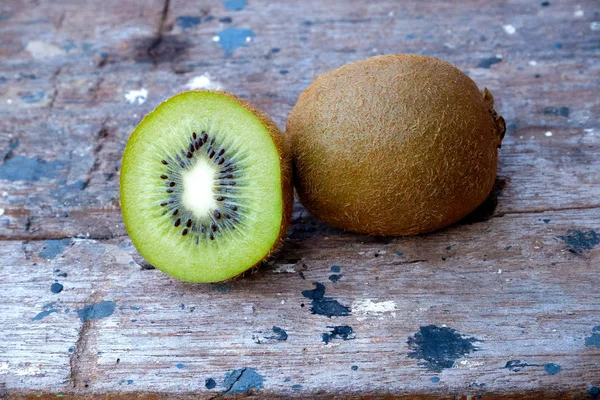 Ripe fresh kiwi fruits and half sliced — Stock Photo, Image