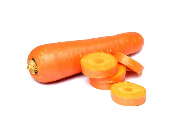 Крупный план свежей апельсиновой морковки с нарезанным — стоковое фото