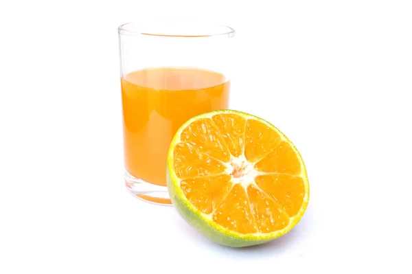 100% of fresh Orange juice in glass with Green oranges and slice — 스톡 사진